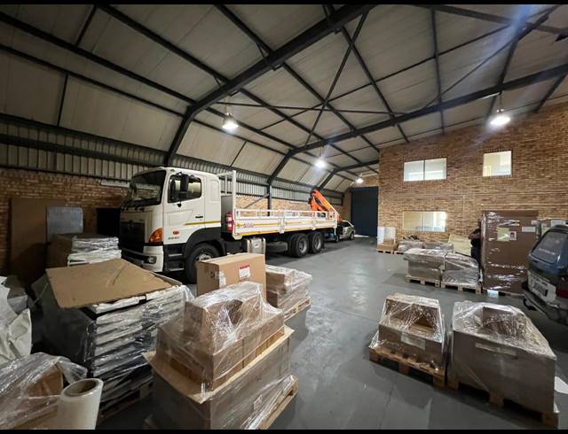 400M² WAREHOUSE TO LET IN LASER PARK